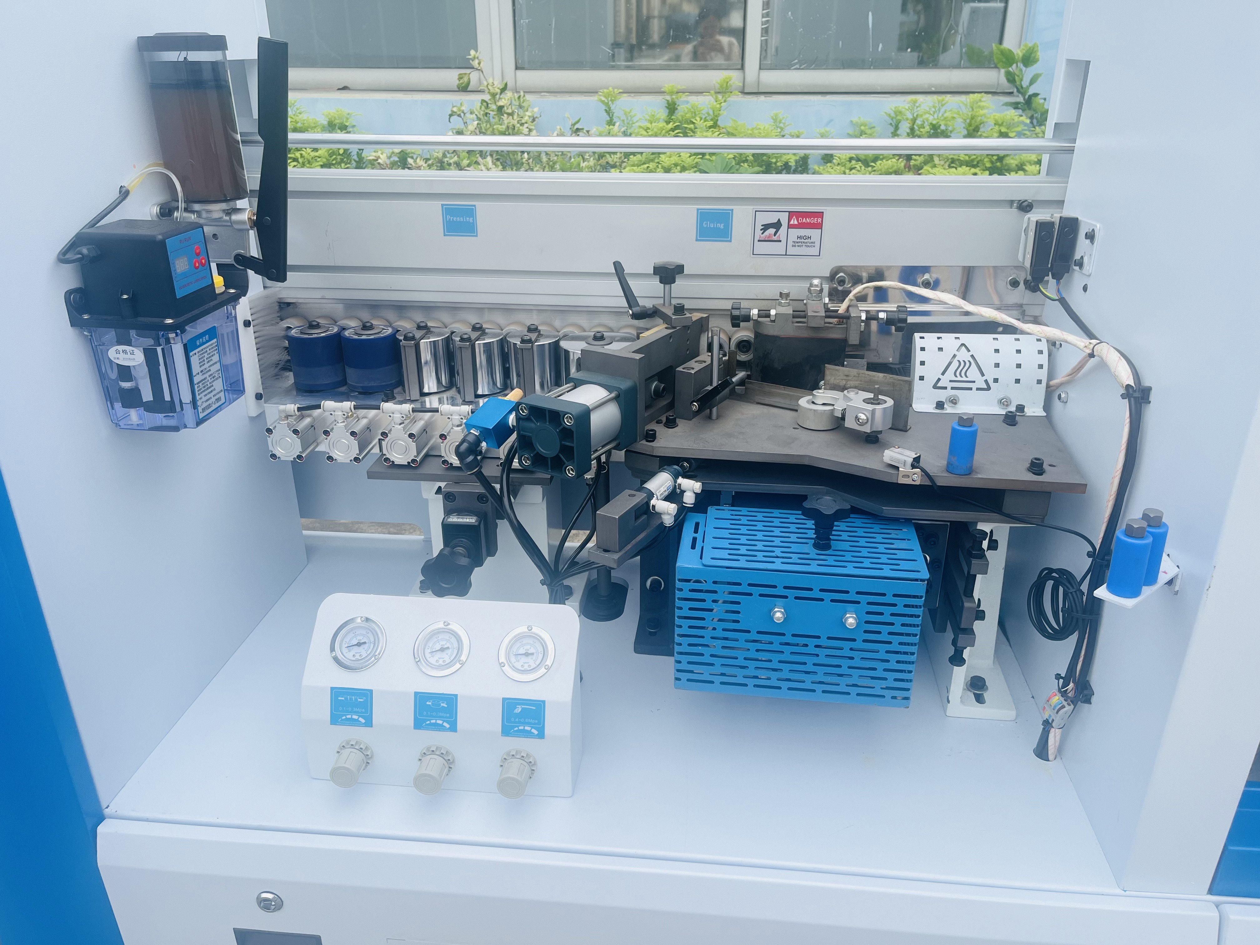gluing unit with 6 press rollers