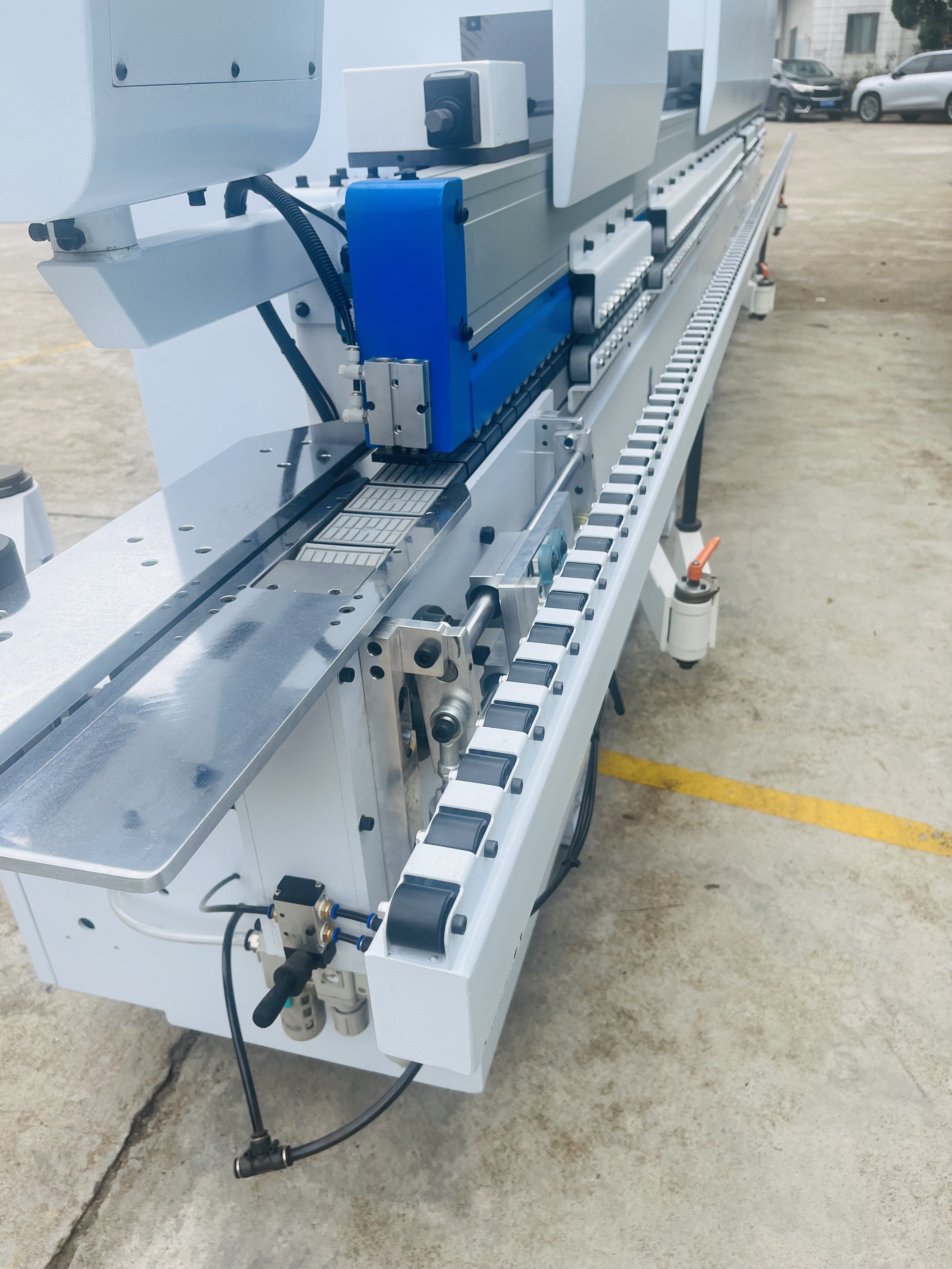 Narrow plate auxiliary device
